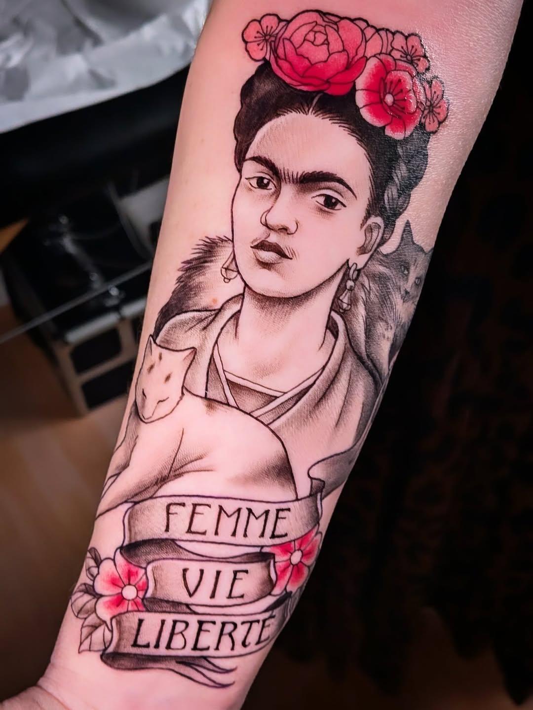 Tatouage portrait Frida Kahlo floral — monsieuralfred.tatouage