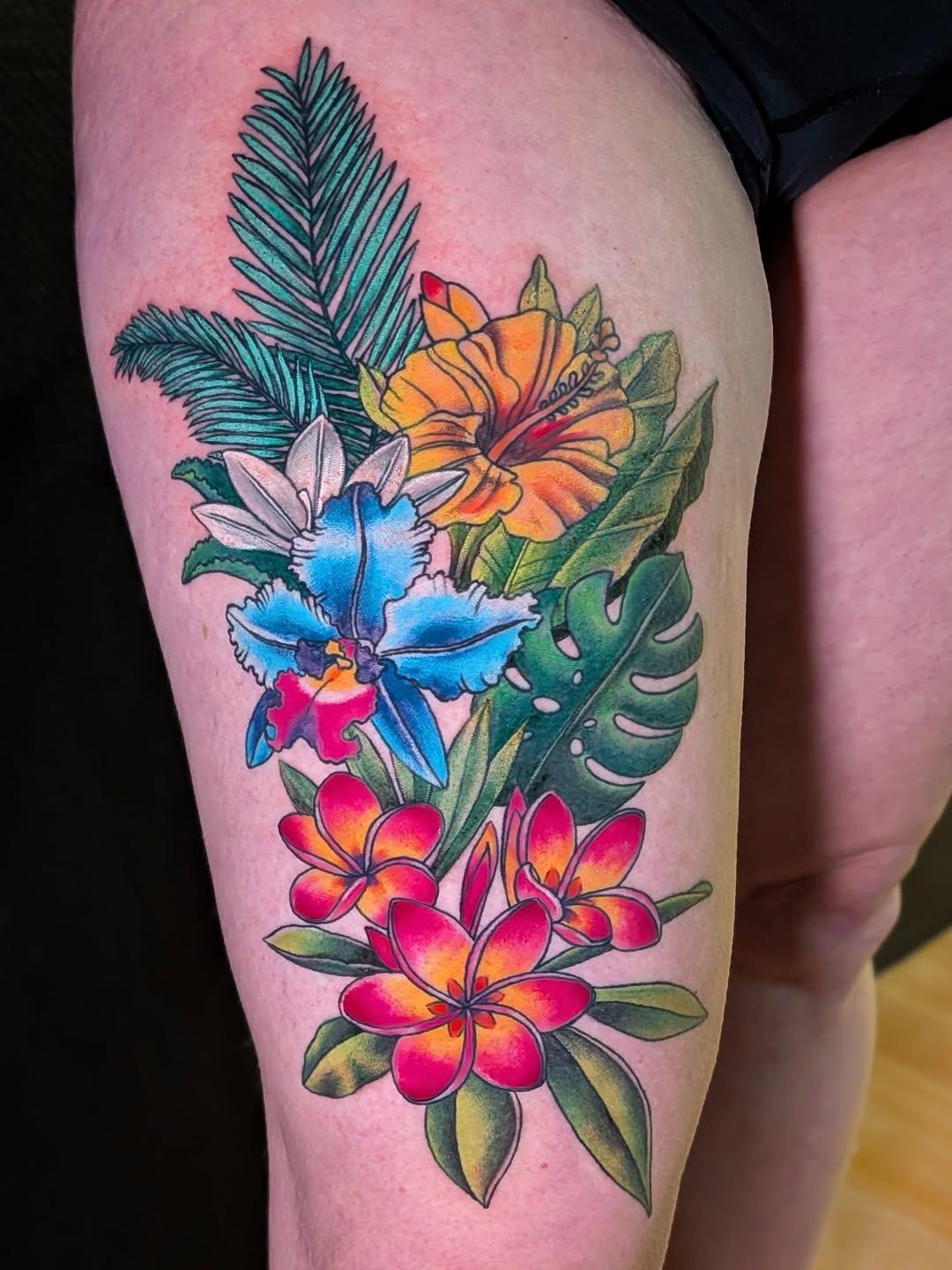 Tatouage composition florale exotique cuisse — monsieuralfred.tatouage