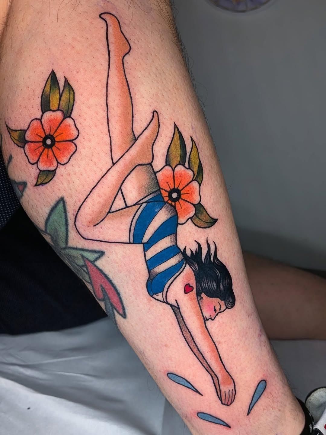 Tatouage plongeuse pin-up jambe — monsieuralfred.tatouage