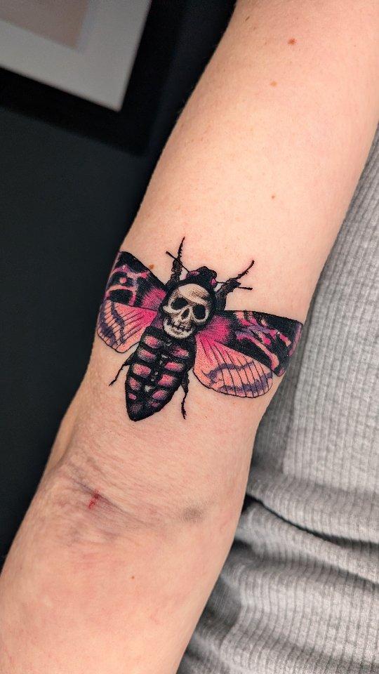 Tatouage papillon sphinx mouche poignet — monsieuralfred.tatouage