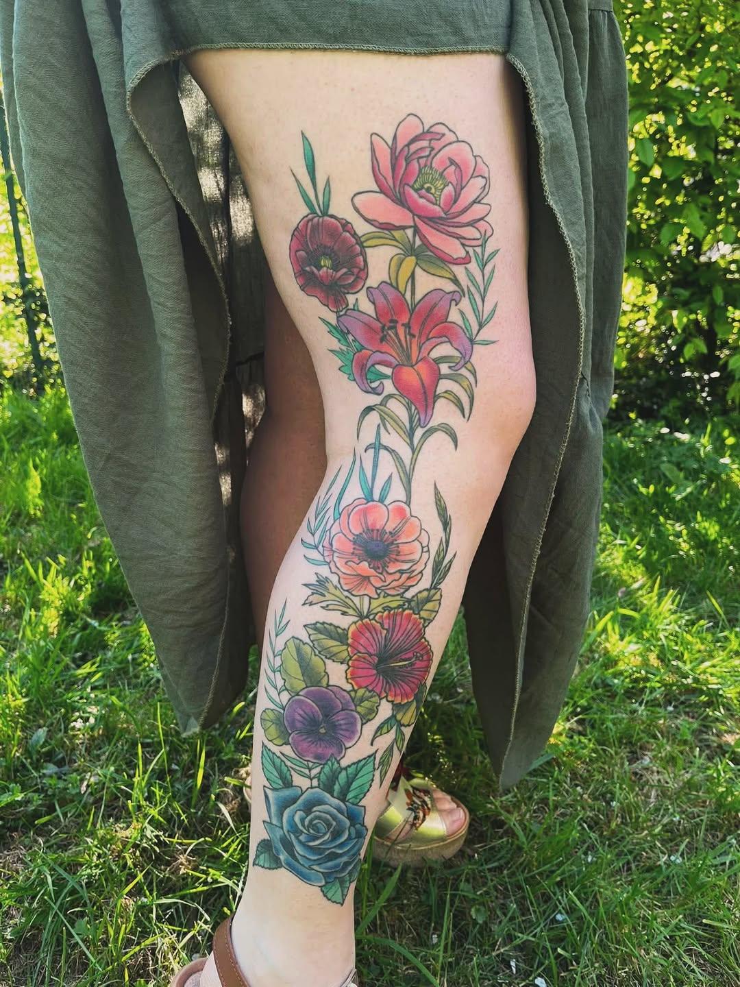 Tatouage bouquet floral coloré mollet — monsieuralfred.tatouage