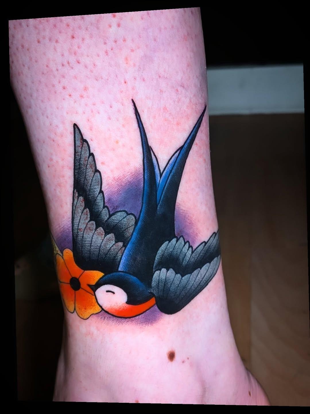 Tatouage hirondelle cover-up — monsieuralfred.tatouage