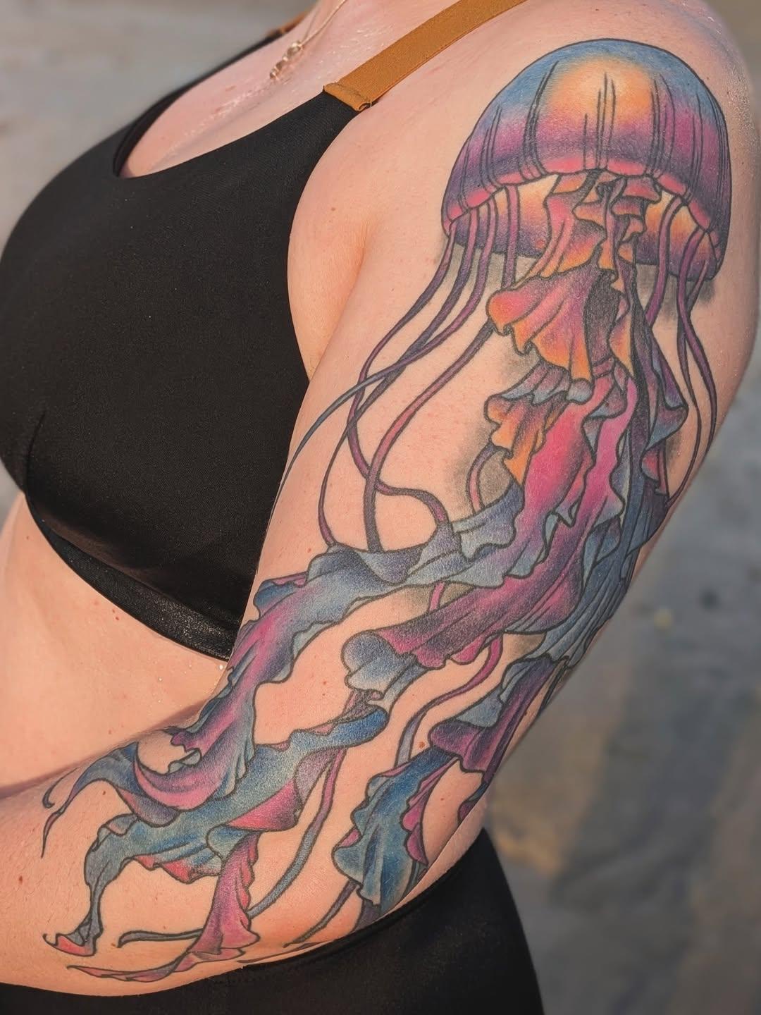 Tatouage méduse colorée bras — monsieuralfred.tatouage