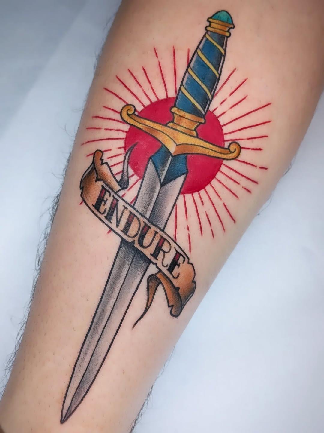 Tatouage dagues cœur symbolique — monsieuralfred.tatouage
