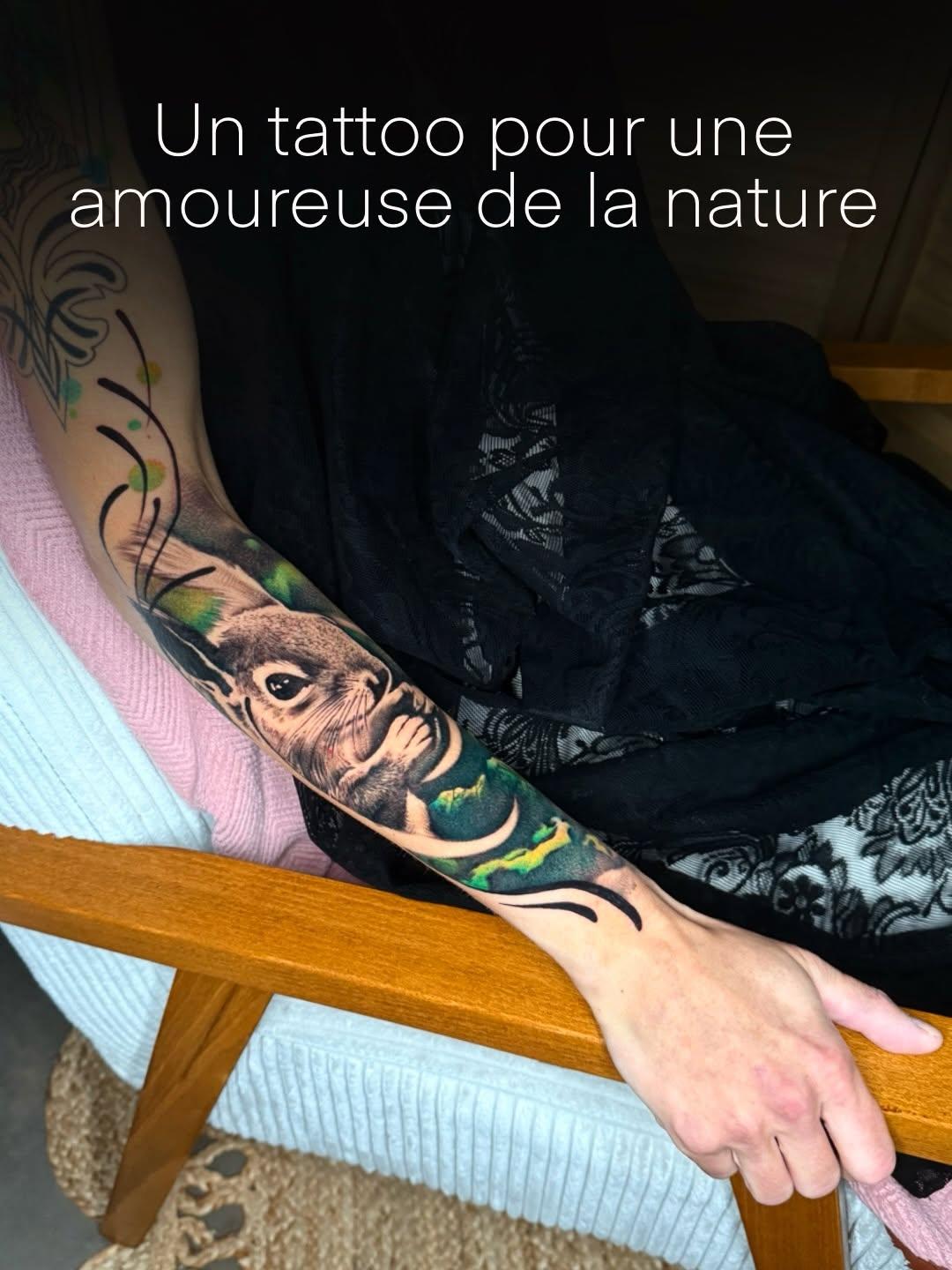 Tatouage Singe avec éléments floraux — tanagralmt