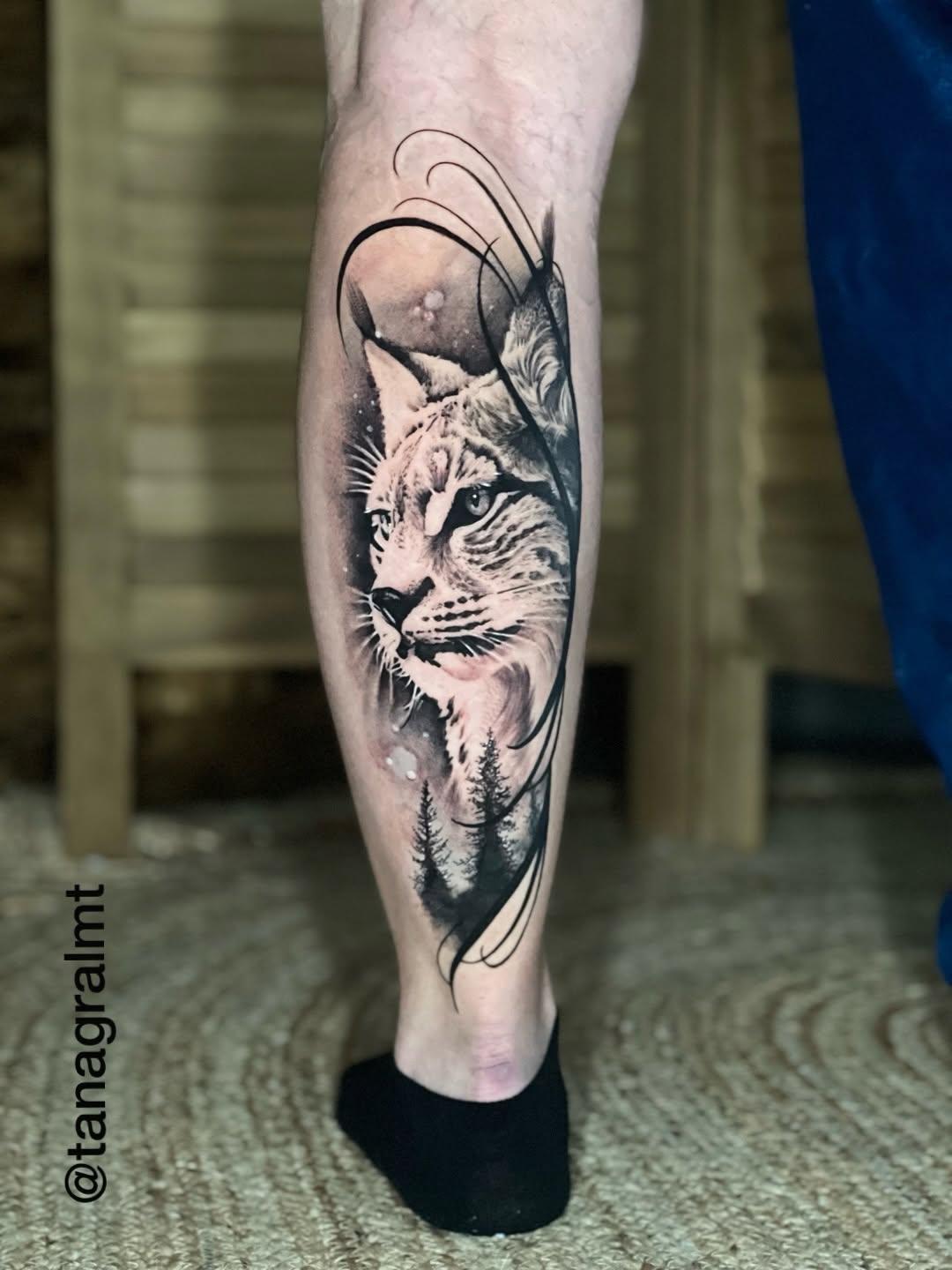 Tatouage Lynx avec lune et forêt — tanagralmt