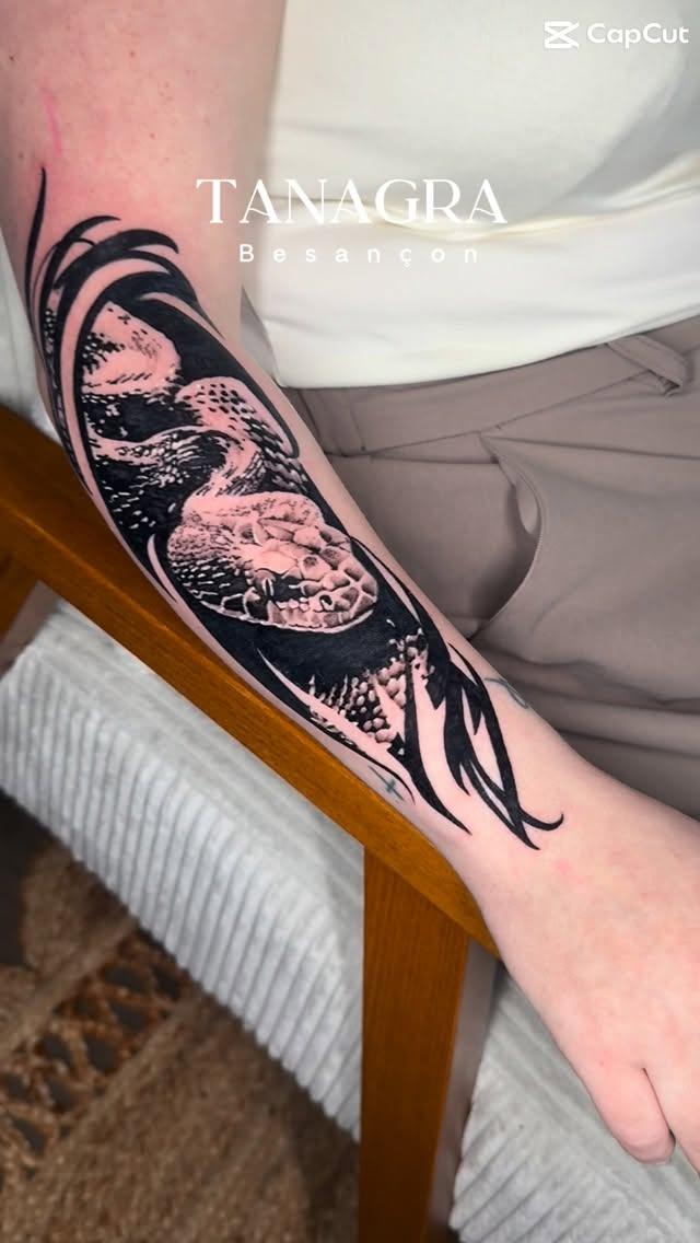 Tatouage Créature stylisée back piece — tanagralmt