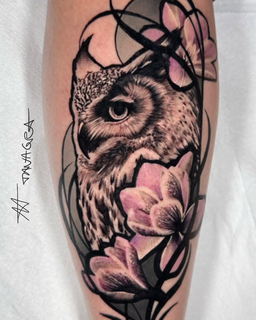 Tatouage Hibou avec fleurs roses — tanagralmt