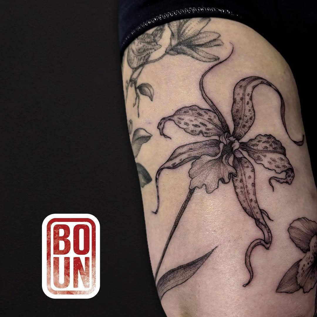 Tatouage Orchidée araignée épaule — bobun_tattoo