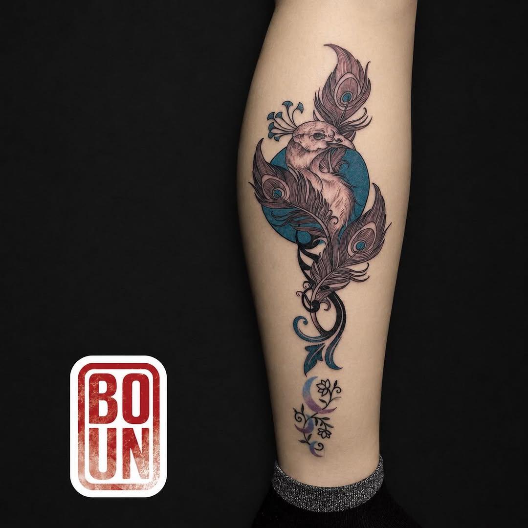 Tatouage Paon graphique jambe — bobun_tattoo