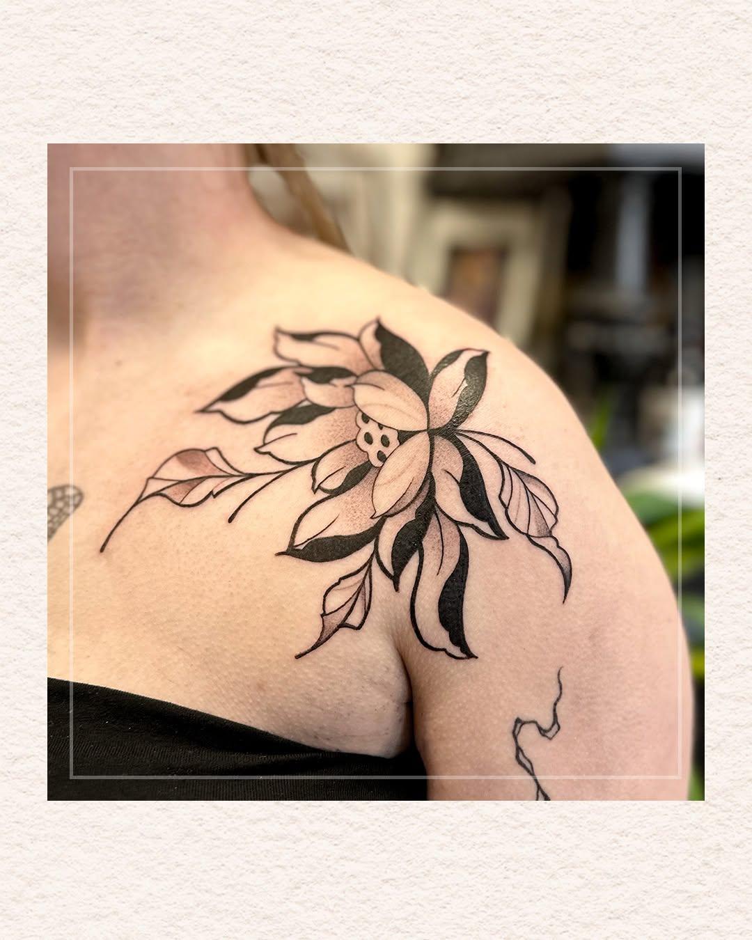 Tatouage lotus symétrique — la_dame_aux_serpents