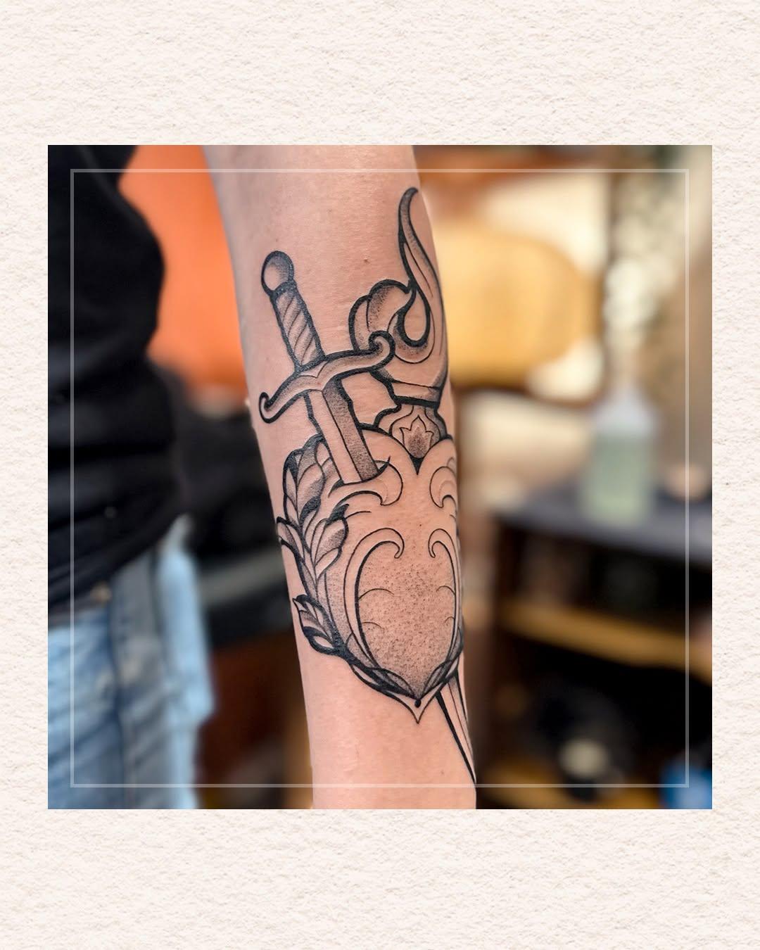 Tatouage coeur sacré et épée — la_dame_aux_serpents