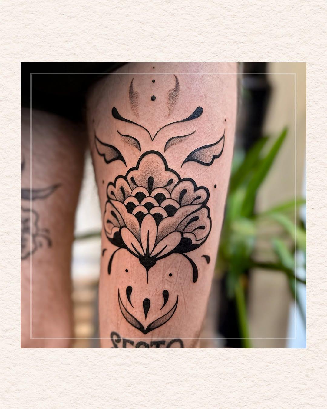 Tatouage fleur ornementale — la_dame_aux_serpents