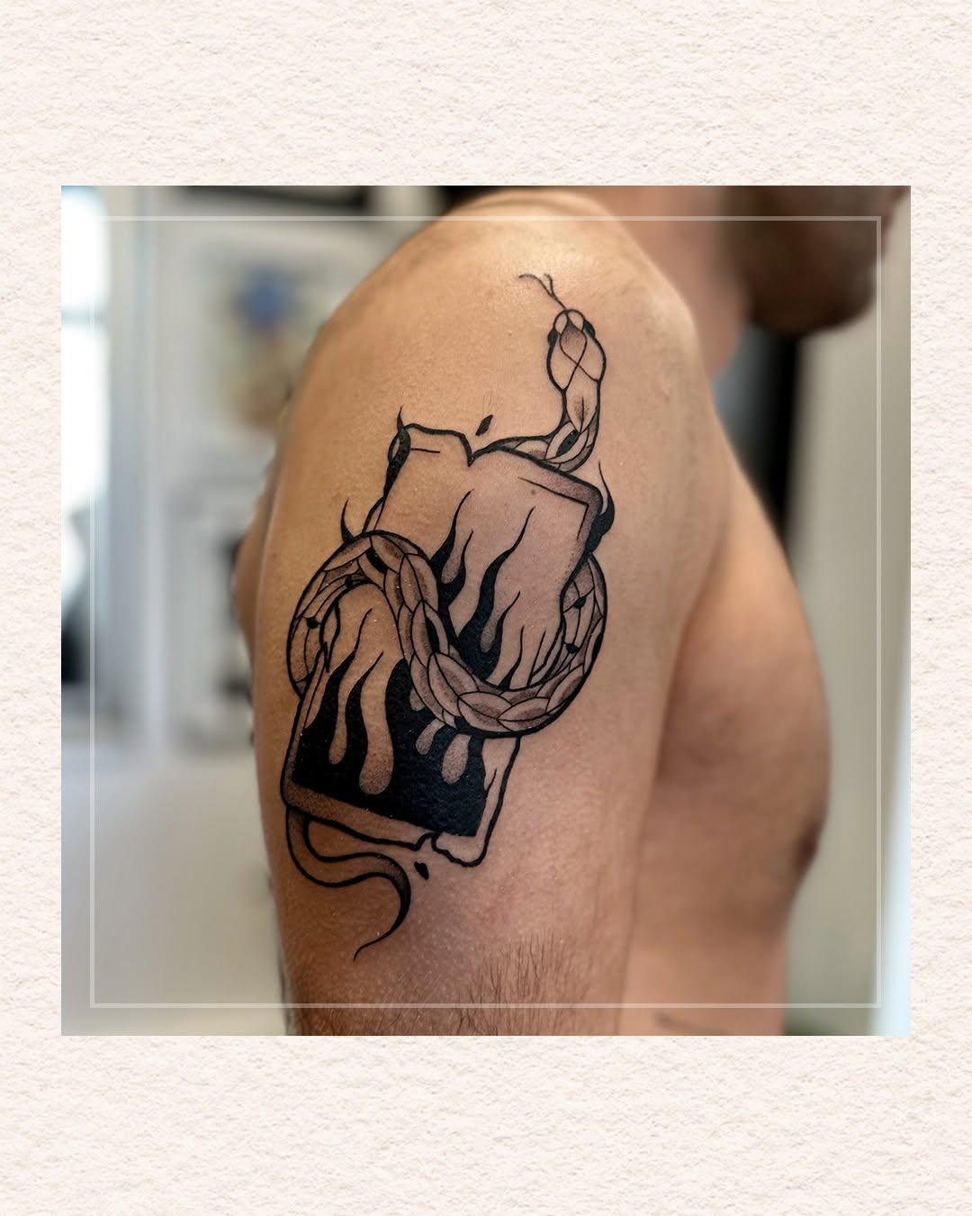 Tatouage carte serpent enflammée — la_dame_aux_serpents