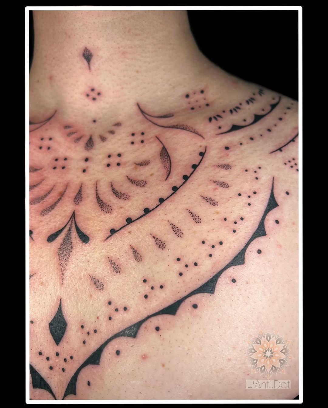 Tatouage poitrine motif géométrique dotwork — anti.dot.tattoo