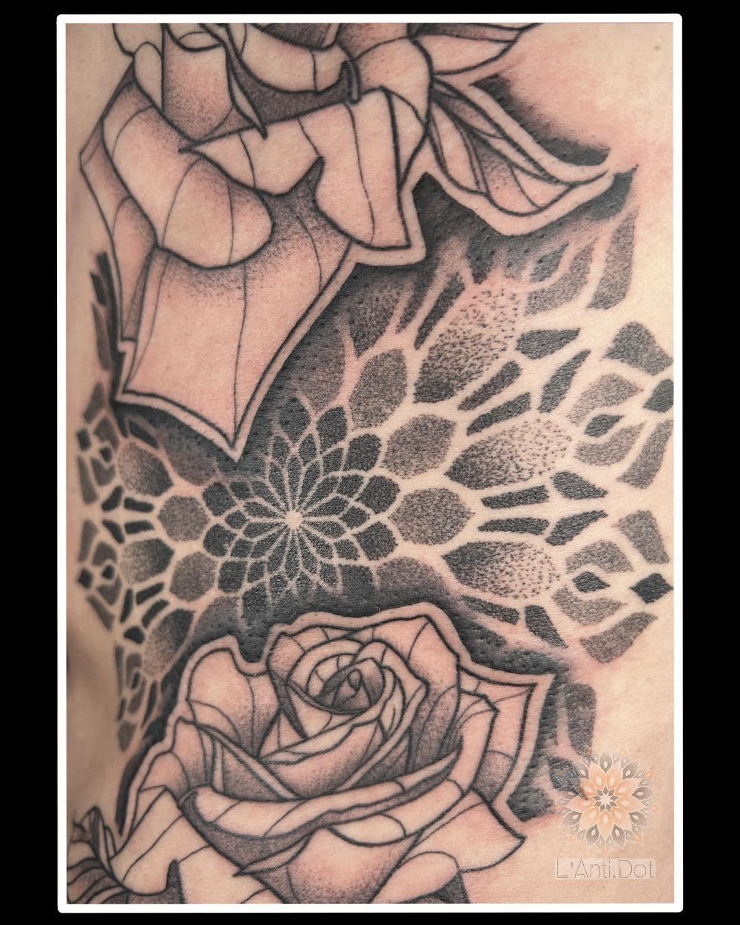 Tatouage mandala avec roses — anti.dot.tattoo