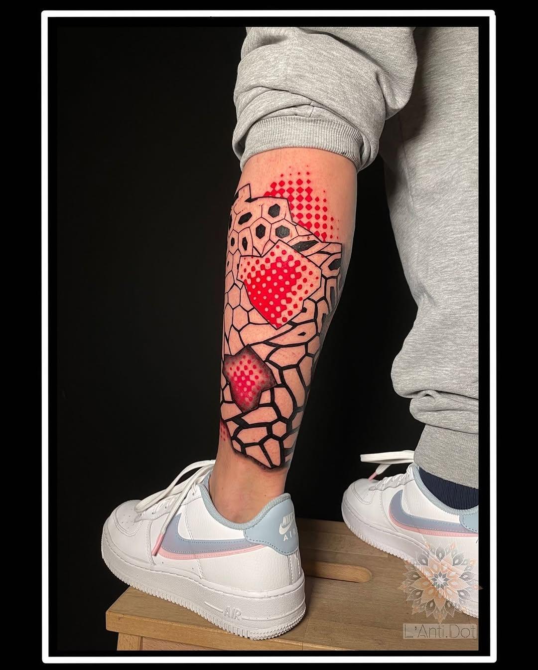Tatouage motif géométrique dotwork couleur — anti.dot.tattoo