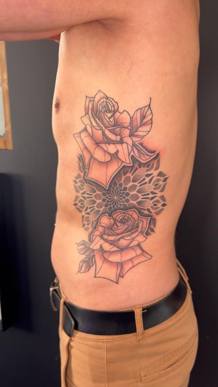 Tatouage roses et mandala géométrique — anti.dot.tattoo