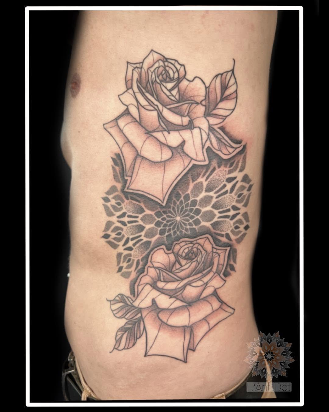 Tatouage roses et mandala géométrique — anti.dot.tattoo