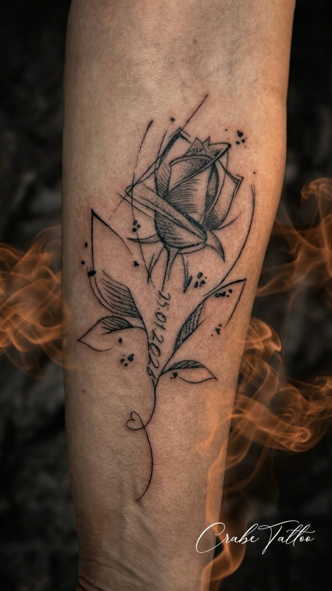 Tatouage rose maman géométrie — crabe.tattoo