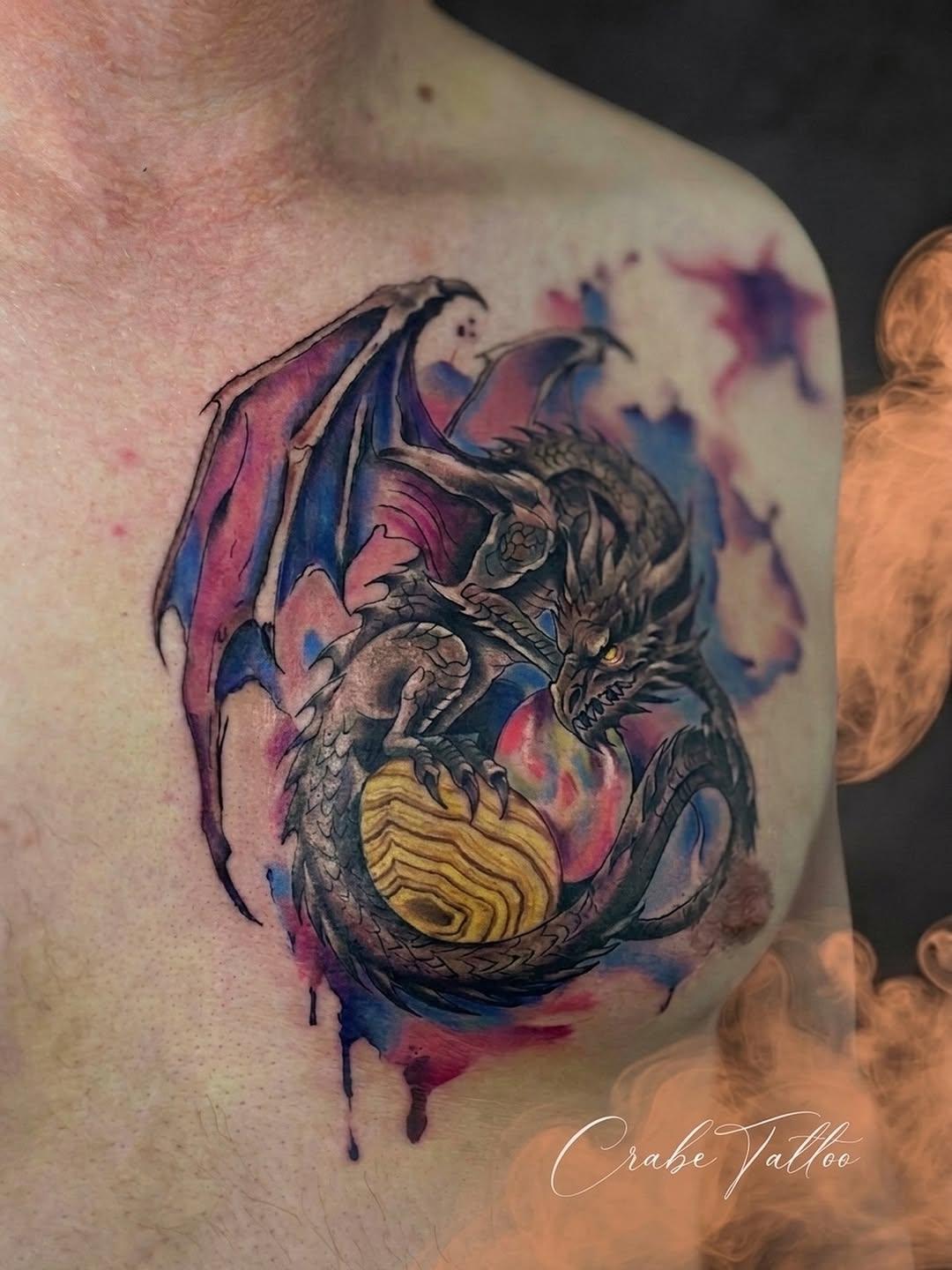 Tatouage dragon poitrine — crabe.tattoo