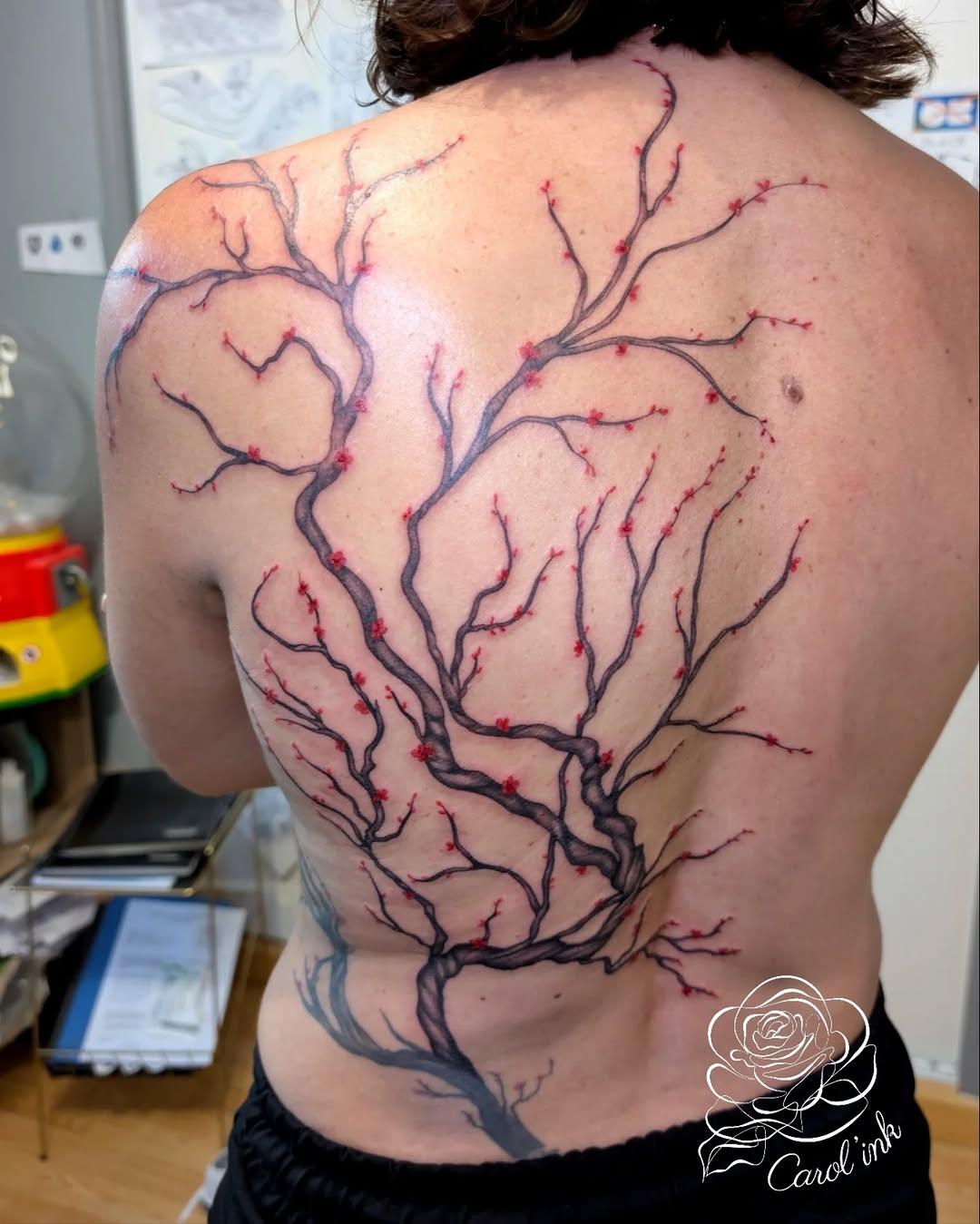 Tatouage arbre fleurs rouges — carolink.tattoo.nimes