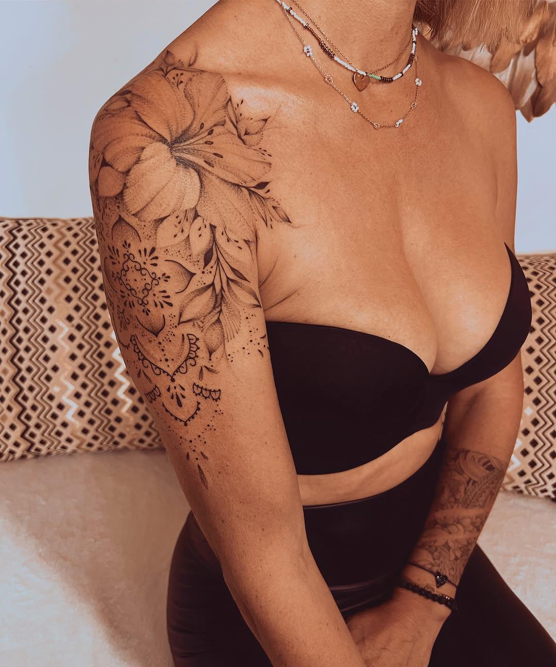 Tatouage Fleur de lys ornemental — fanny.loart.tattoo