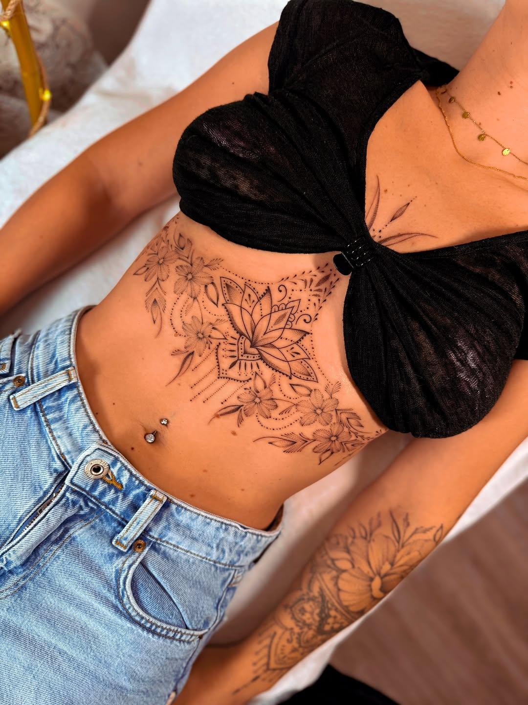 Tatouage Lotus floral ornemental — fanny.loart.tattoo
