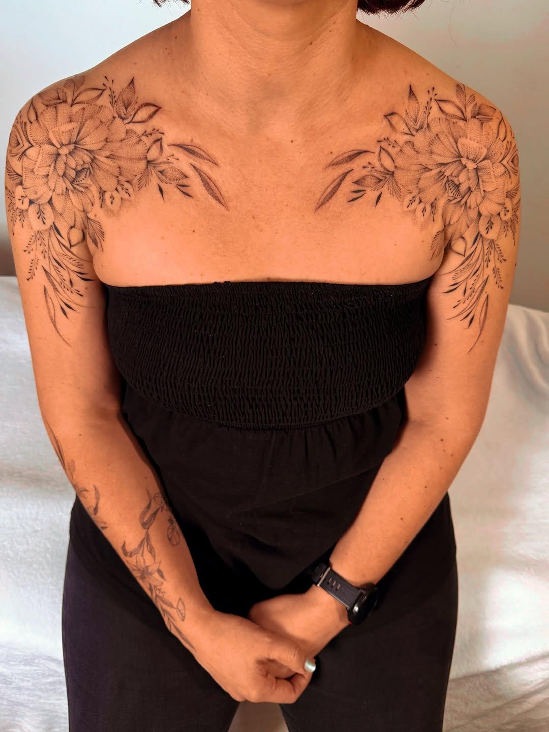 Tatouage Pivoines florales symétrie — fanny.loart.tattoo