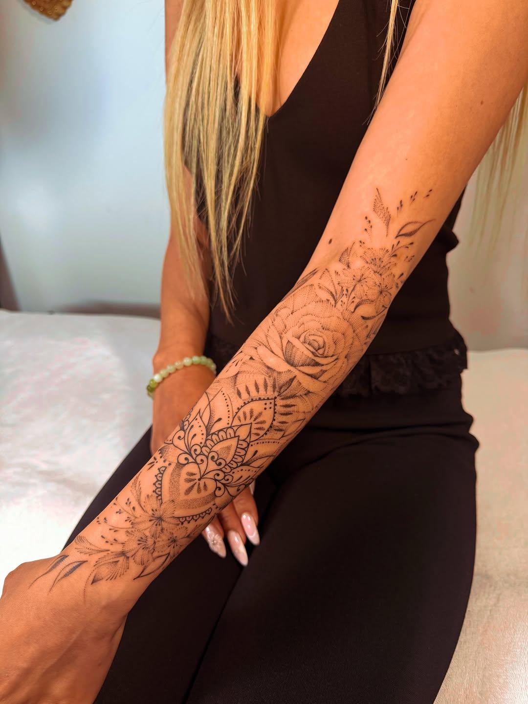 Tatouage Lotus papillon rose sakura lys — fanny.loart.tattoo