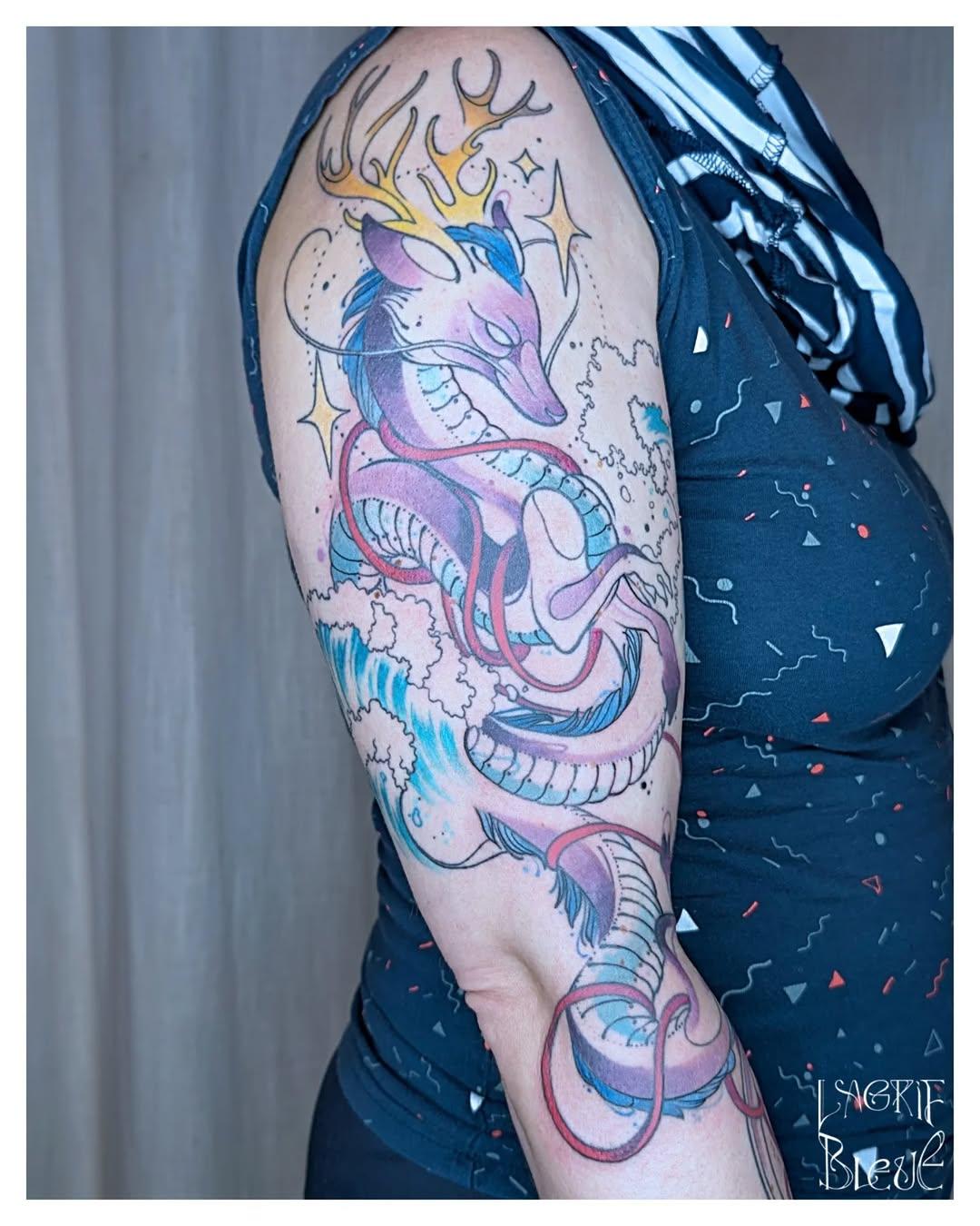 Tatouage Dragon d'eau affrontant les vagues — lagrif_bleue