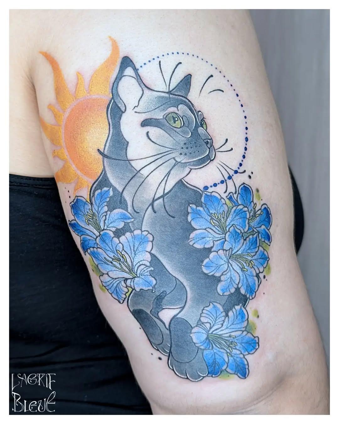 Tatouage Chat solaire avec azalées — lagrif_bleue