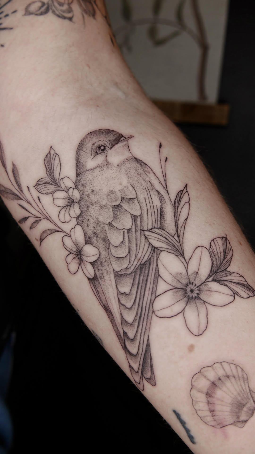 Tatouage colibri et fleurs — mary.renart