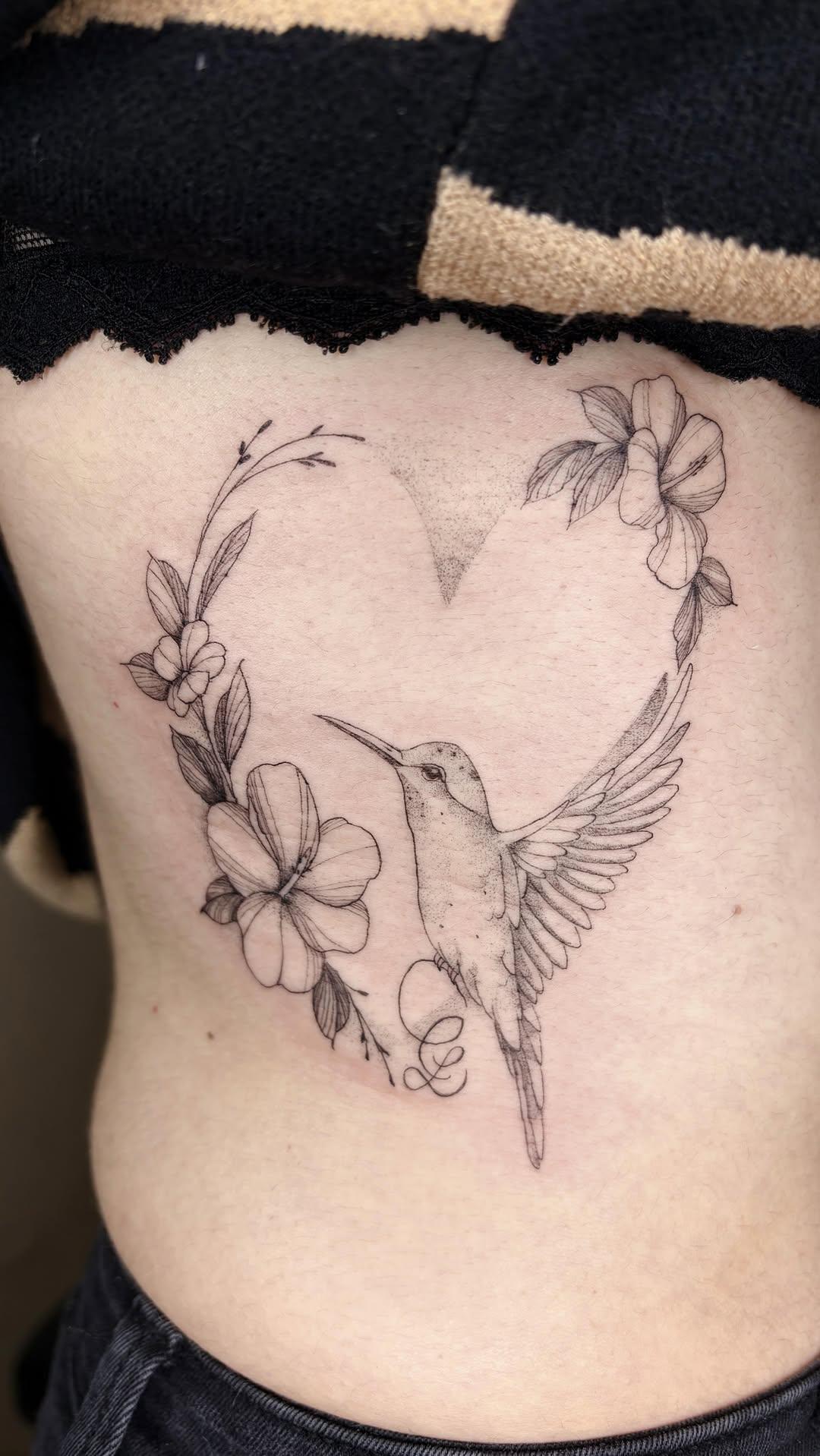 Tatouage colibri cœur floral — mary.renart