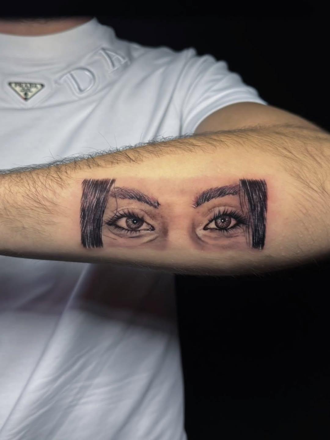 Tatouage Lune ornementale avec papillon et fleurs — dumantattoo