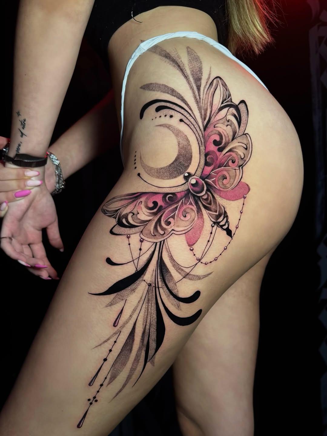 Tatouage Papillon papillon avec ornementations dotwork — dumantattoo