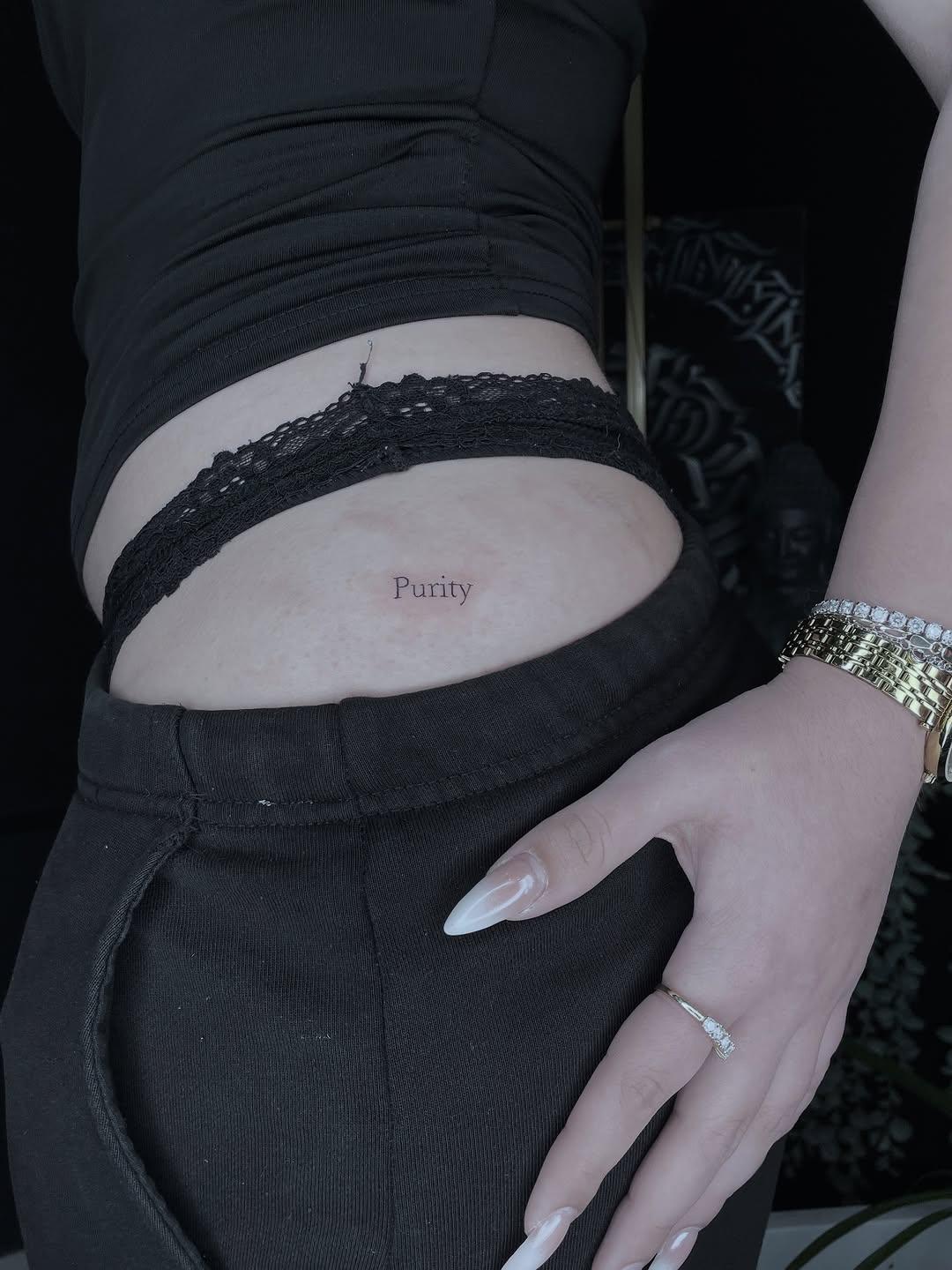 Tatouage Lettrage Purity avec ornement — dumantattoo