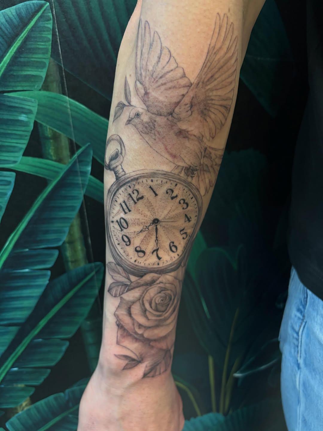 Tatouage Horloge avec colombe et rose — l_aiguilleuse