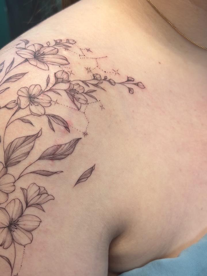 Tatouage Fleurs de cerisier en détails fines — l_aiguilleuse
