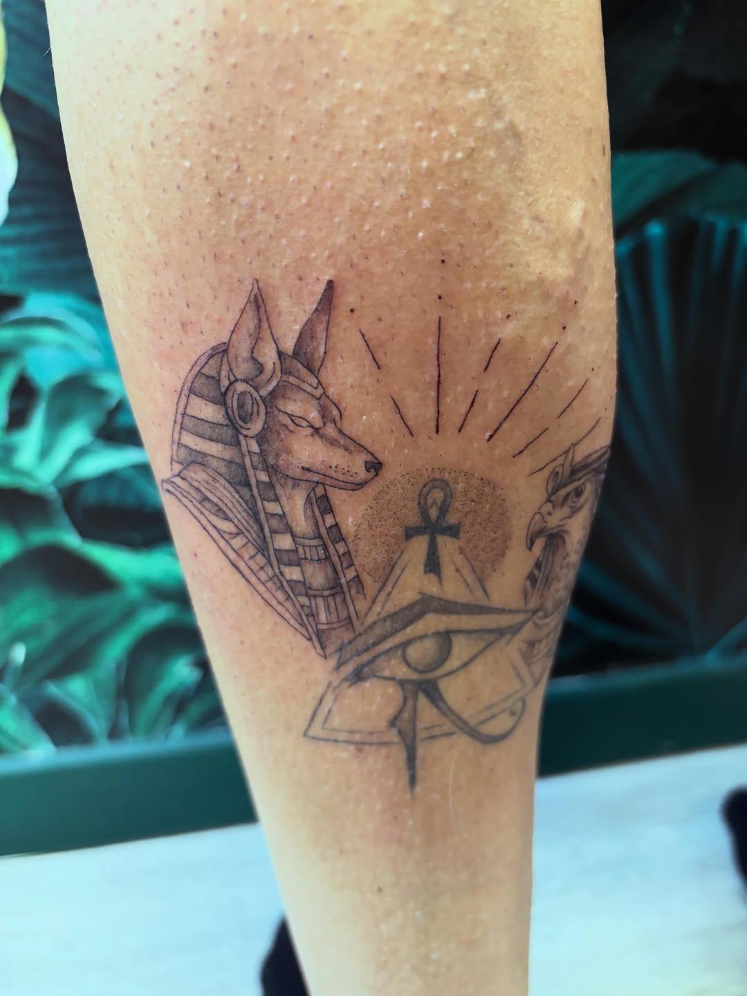 Tatouage Anubis et Horus encadrant l'Œil d'Horus — l_aiguilleuse