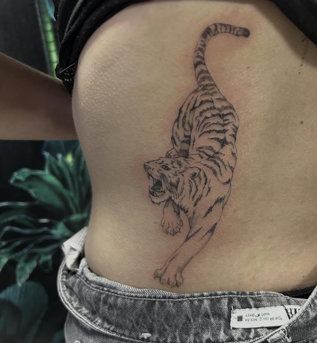 Tatouage Tigre fineline — l_aiguilleuse