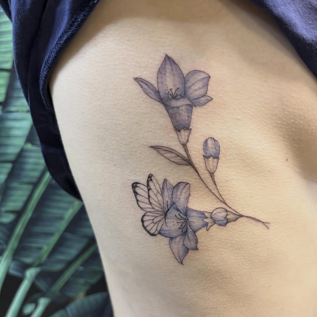 Tatouage Papillon et fleur florale — l_aiguilleuse