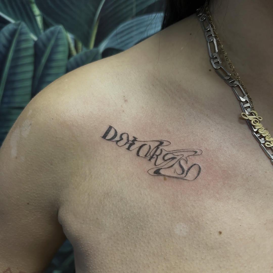 Tatouage Lettrage script cursif — l_aiguilleuse