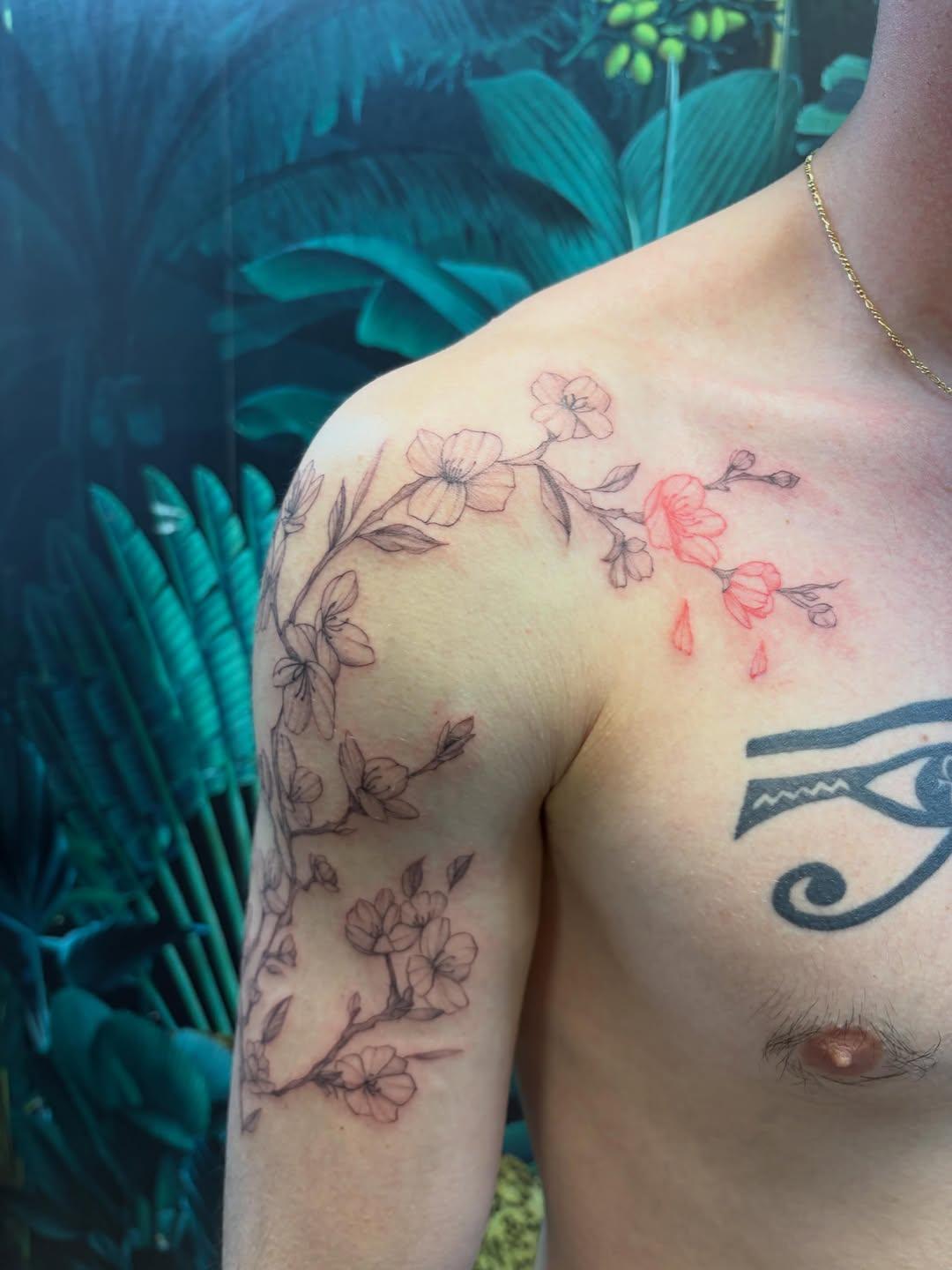 Tatouage Fleur symbolique color et black — l_aiguilleuse