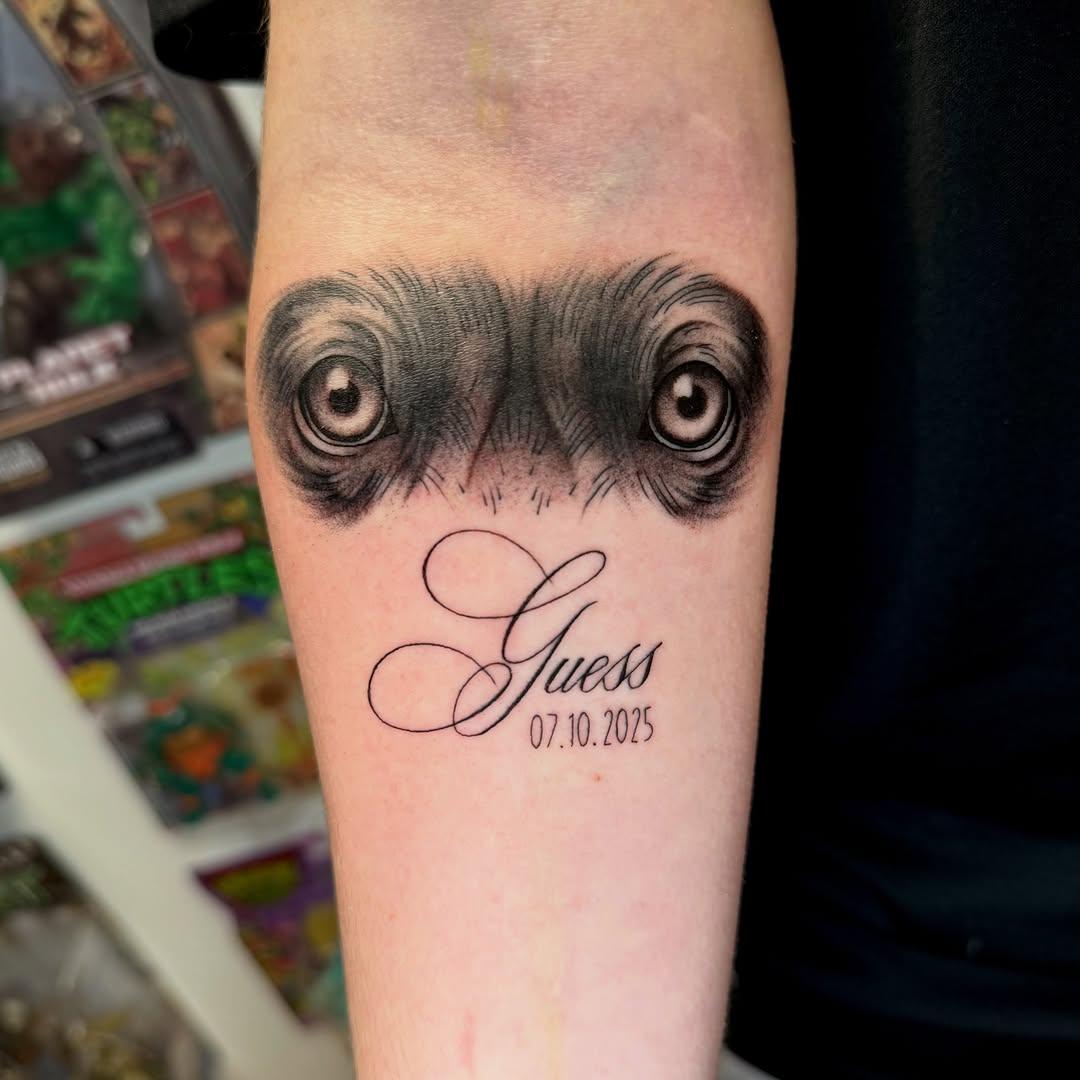 Tatouage Portrait chien avec lettrage — geoff_sin_tattoo