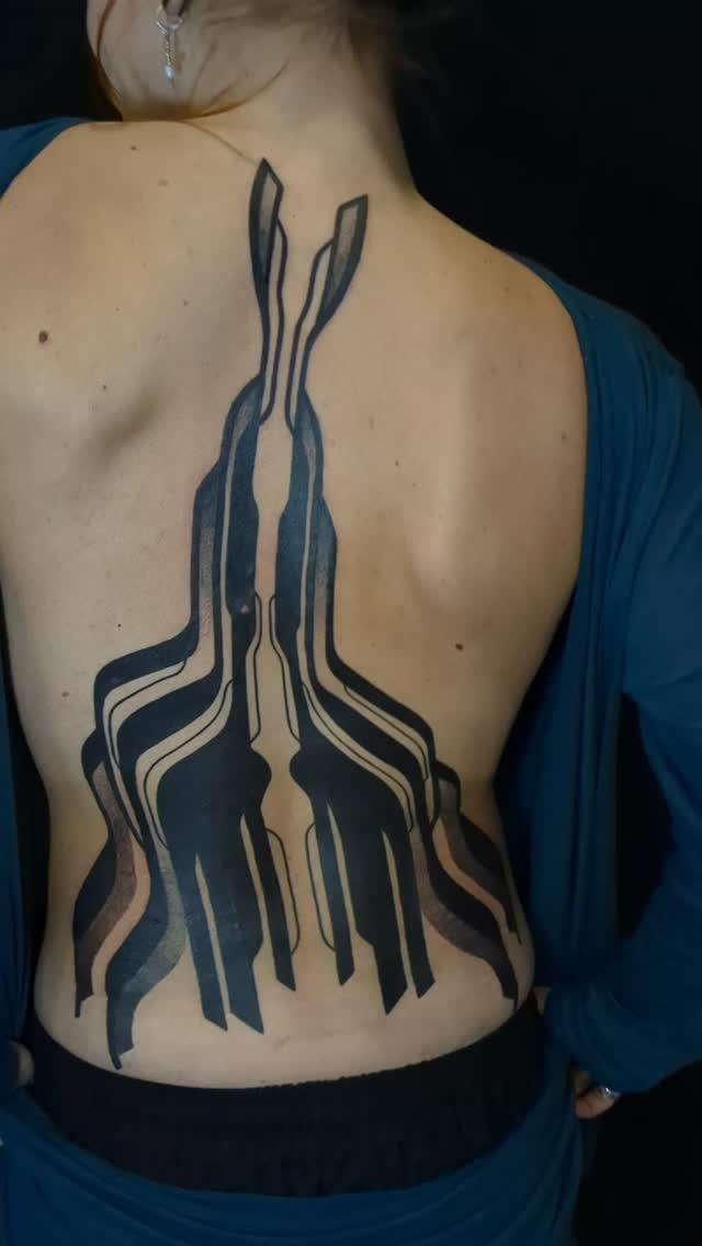 Tatouage abstrait ornemental dos — louise_katavai