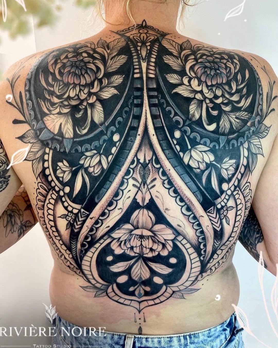 Tatouage dos composition florale ornementale — cannelle.r