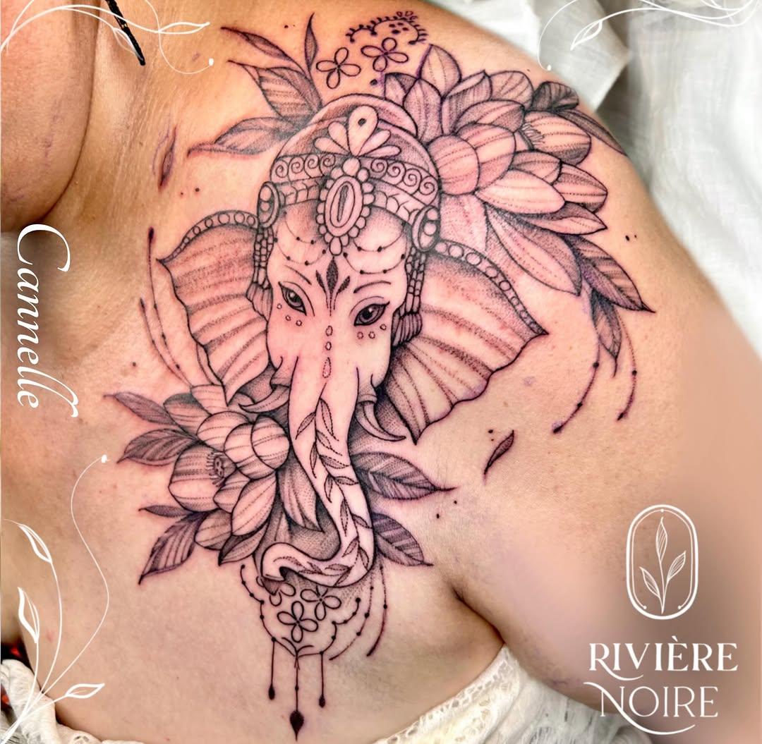 Tatouage Ganesh avec lotus et ornements ethniques — cannelle.r