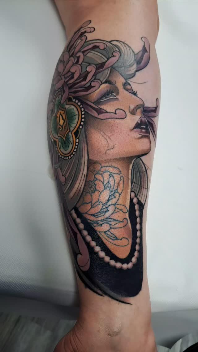 Tatouage Portrait féminin avec paons — juliencauty