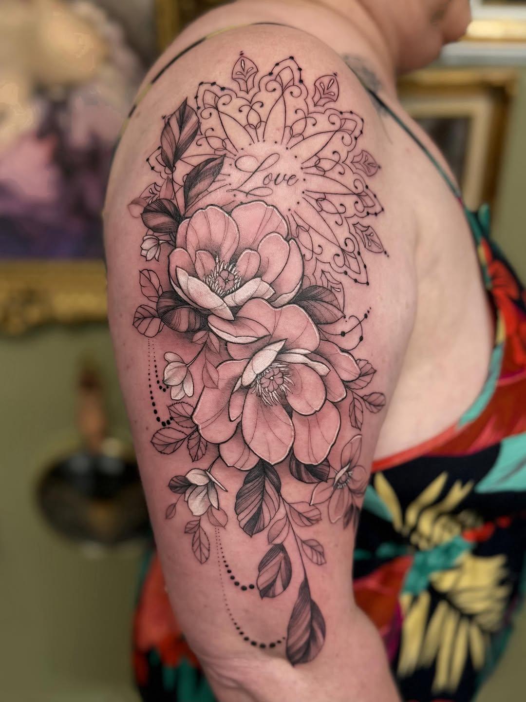 Tatouage roses ornemental — rosered_tattoo